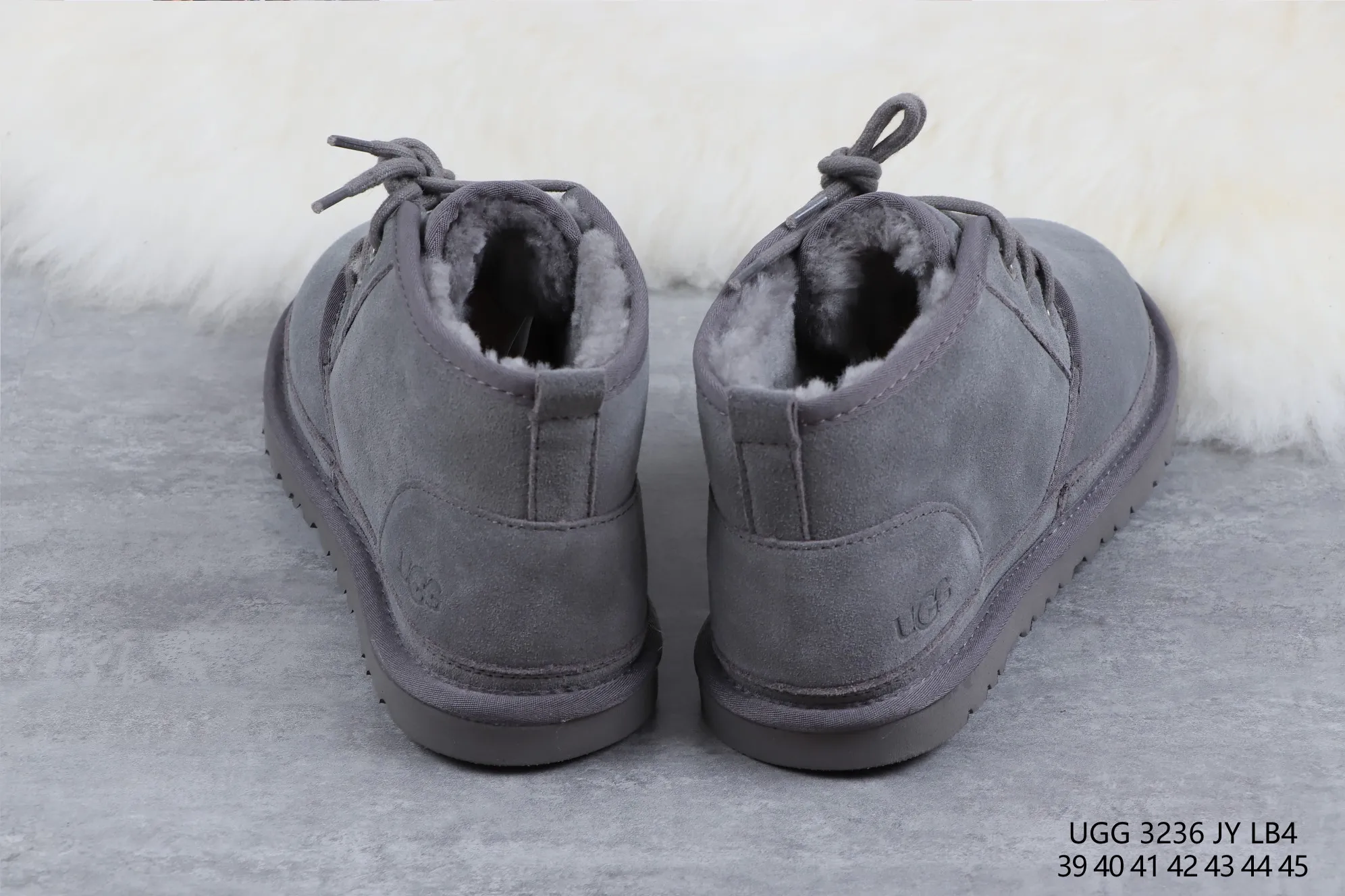💰520 UGG 3236 Gray M Neumel Product Description: As an extension of the classic series, the classic lightweight series has a low-profile outsole and upper inspired by classic styles, presenting the comfort and luxury of UGG. Upper: cow leather, soft suede upper. Insole: 17mm UGGpure™ wool cushioning foam insole. Sole: Treadlite by UGG™ Light wing technology outsole - non-slip, cushioning, wear resistance, and good elasticity Heel: with brand LOGO on the side Size: 35 36 37 38 39 40 41 42 43 44 45